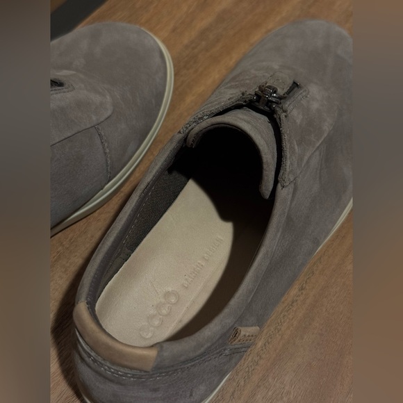 Like New Ecco Soft 7 Zip Leather Sneaker Women's Warm Grey - US Size 5 / EU 36 - Picture 6 of 10